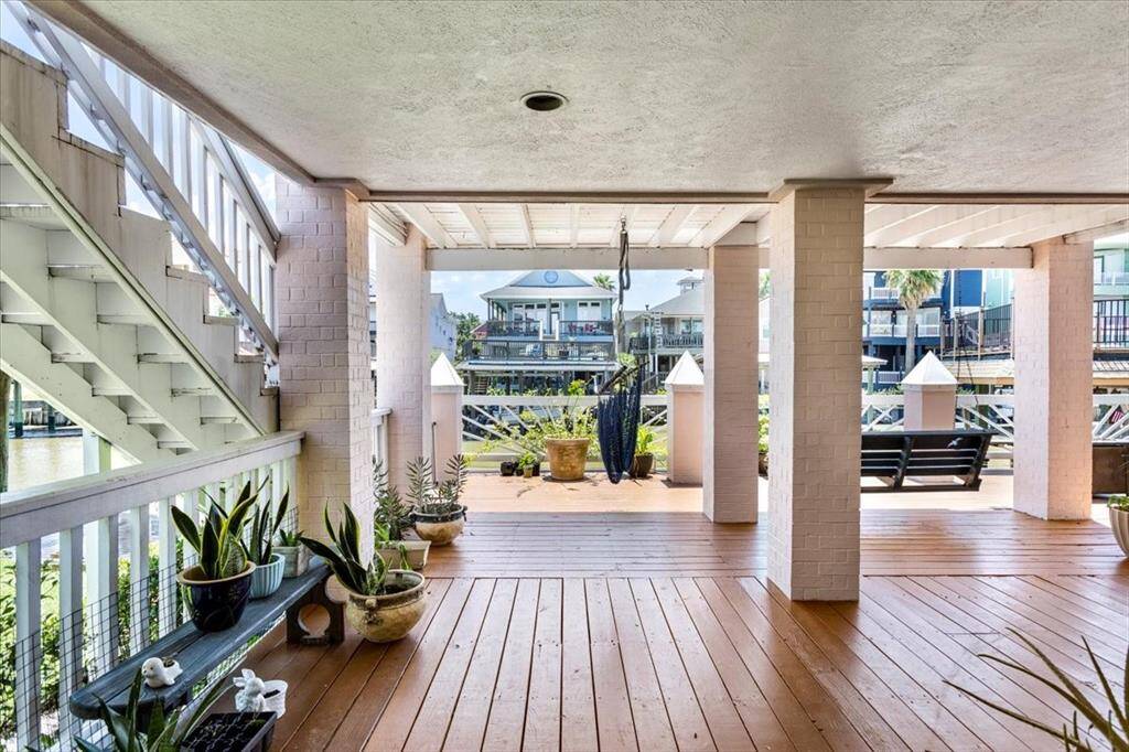 Tons of deck space for entertaining