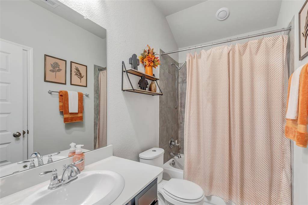 Bathroom 3.