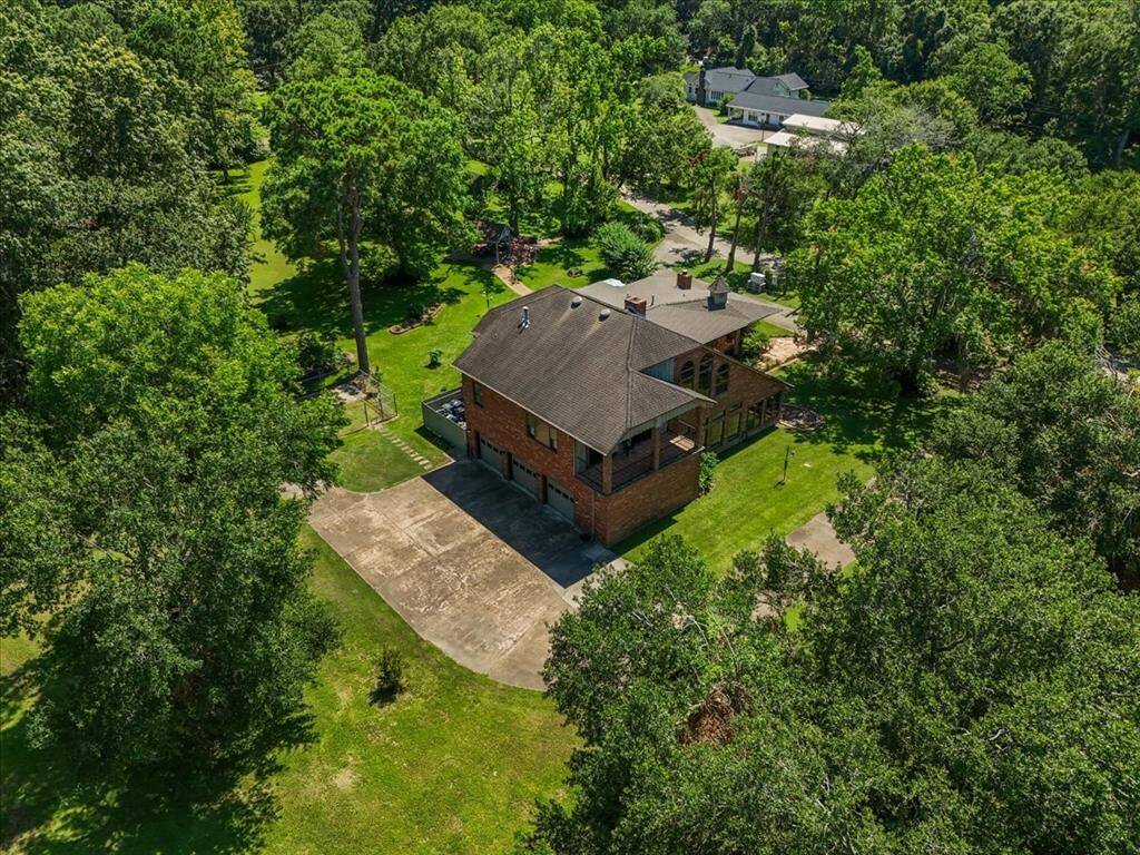 Amazing property!"An aerial view showcasing abundant driveway parking and a spacious 3-car garage.