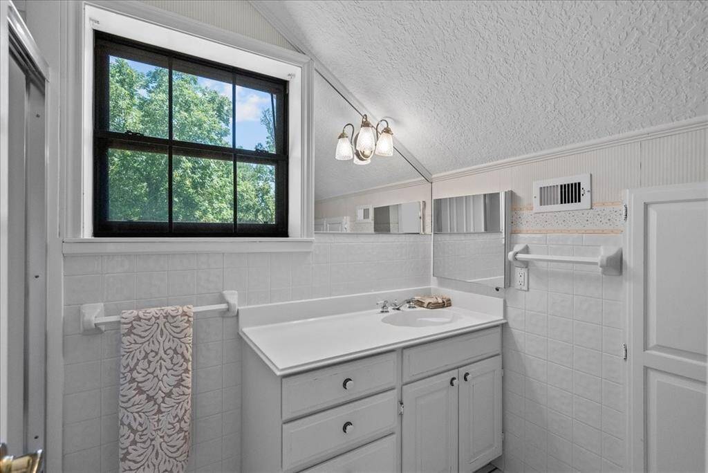 This upstairs bathroom exudes cleanliness and pristine charm, ensuring a refreshing and inviting atmosphere.