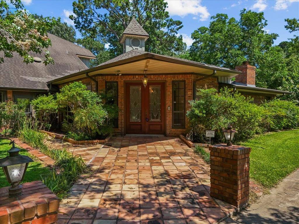 Welcome to your new home, showcasing an impressive double entryway.
