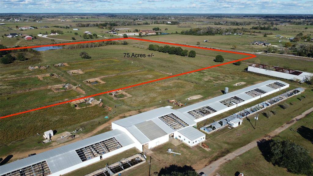 Different view of the tract (the warehouse is not part of the property)