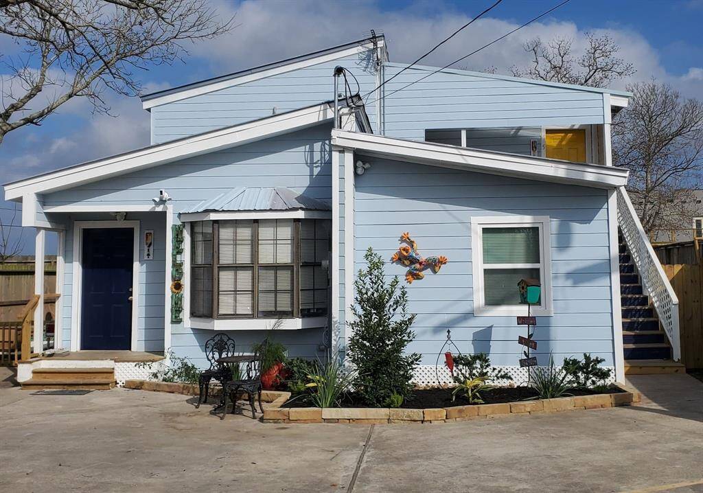 4 units in front building. 1 unit is a stand alone building