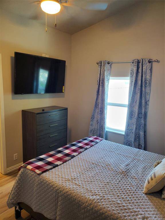 Unit 5 - queen sized bed. 55" smart tv