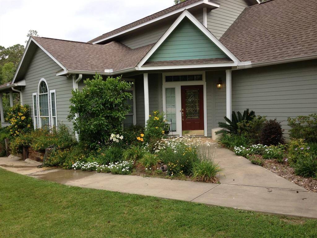 Welcome to the Lake! Nestled on a deep water cove in a desirable location on Lake Livingston.