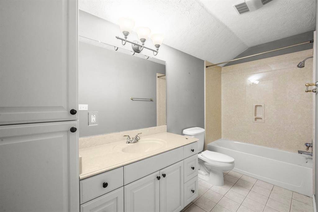 Full Bathroom Upstairs between the 2nd and 3rd bedrooms.