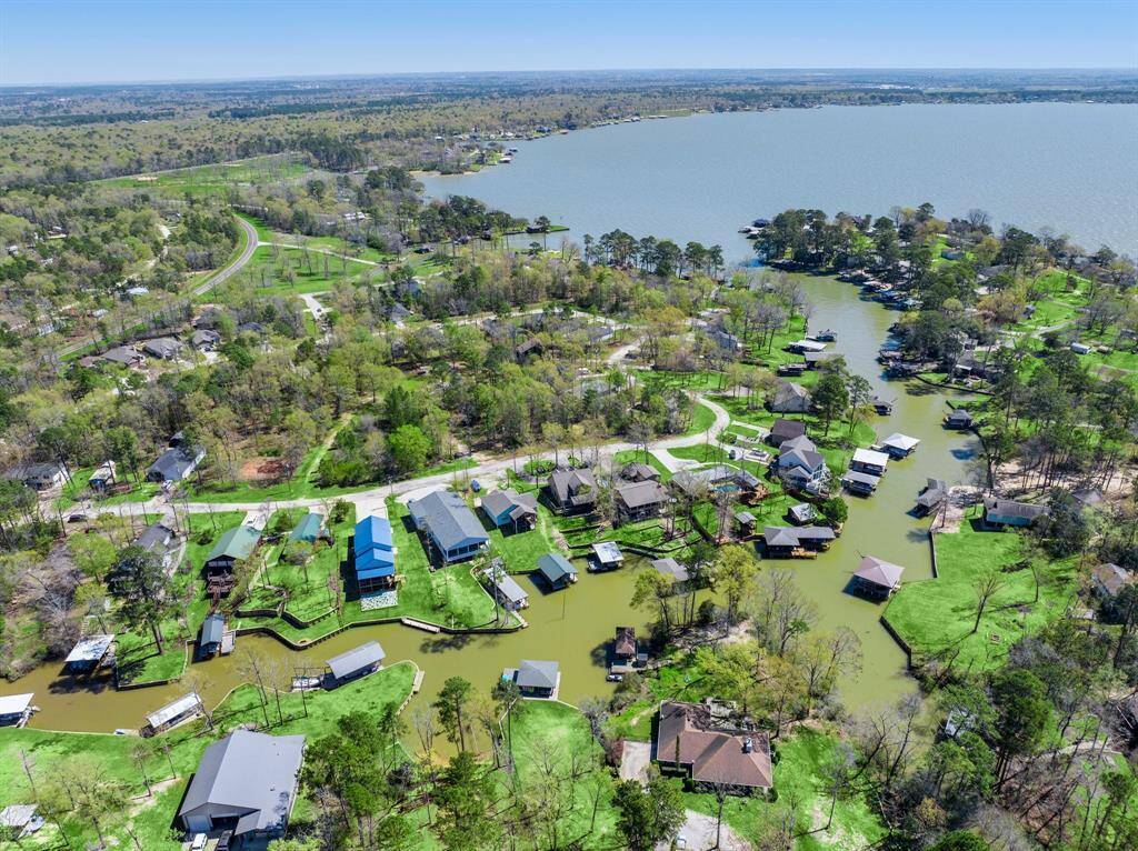 This Cove Front Home is not Far From the Open Lake and not far from the State Park by boat.
