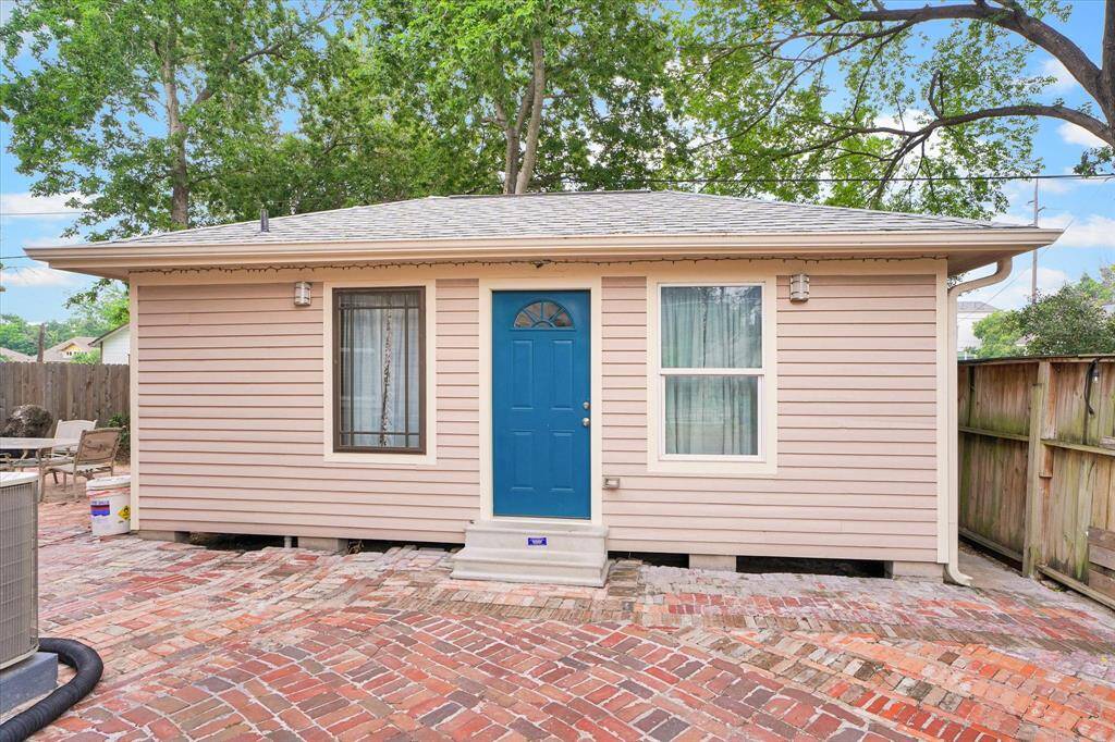 La Chozita. Studio with full bath (tub w/shower), a full kitchen and a closet.
