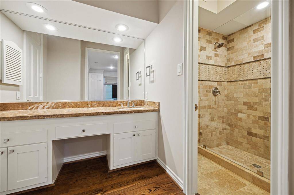 Bathroom number 1 in downstairs master bedroom