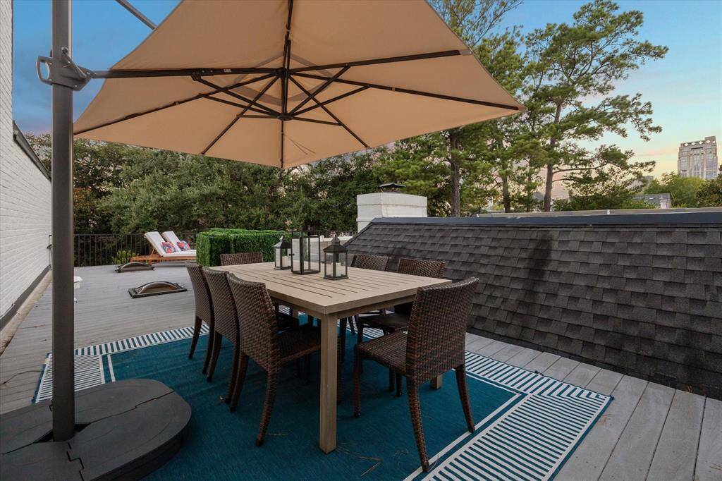 Dining area for 900 sq ft roof deck