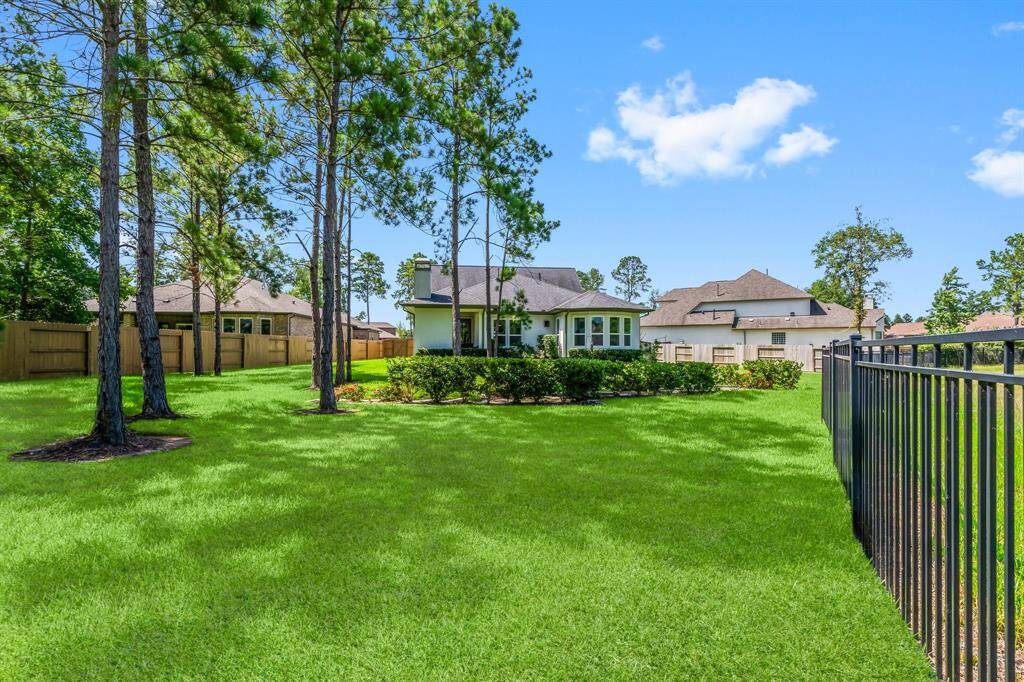 Large lot with no back neighbors