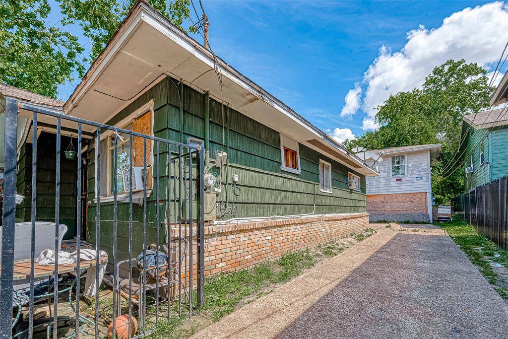 With vision and effort, this house can become a stunning and personalized residence, offering both comfort and style.