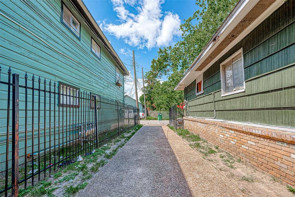 Embrace the potential and make this property a true reflection of your taste and lifestyle.