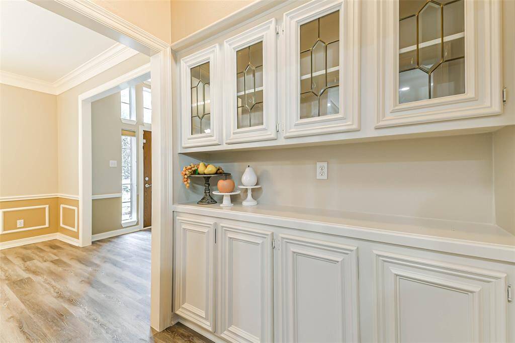 butler's pantry connecting kitchen to dining room