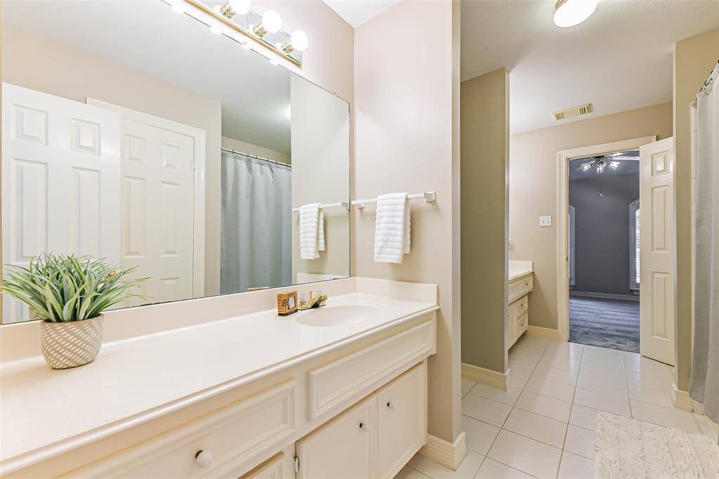 Jack and Jill bathroom connecting rooms 4 and 5 with access from hallway