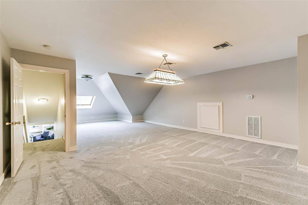 3rd floor game room with tons of potential