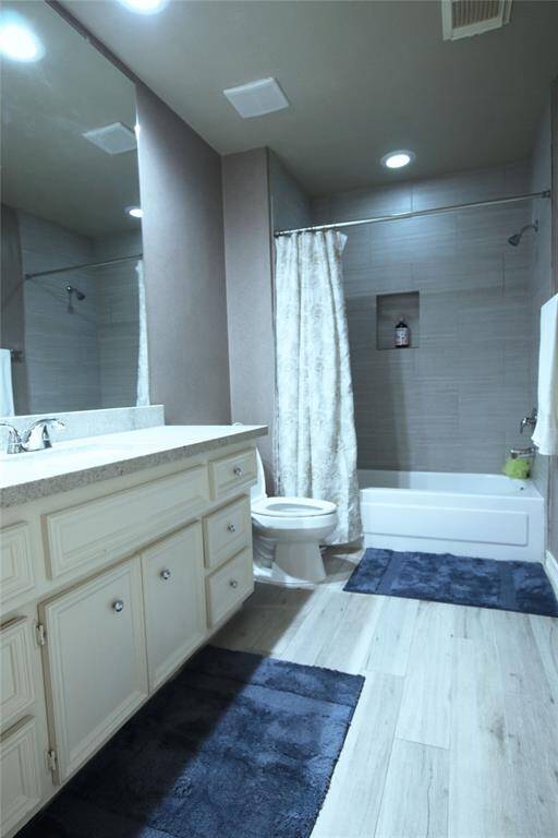 Full Bathroom 1