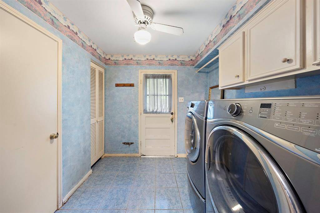 Separate laundry room providing a washer/dryer that conveys.