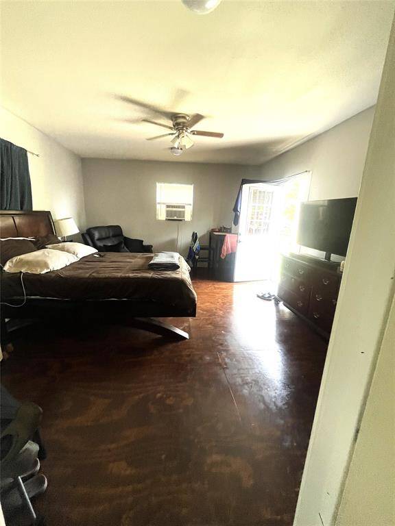 Private entrance to efficiency guest quarters