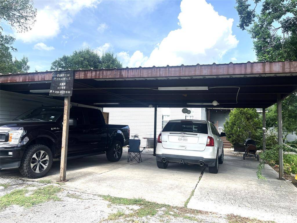 Additional covered carport off Vieta St.