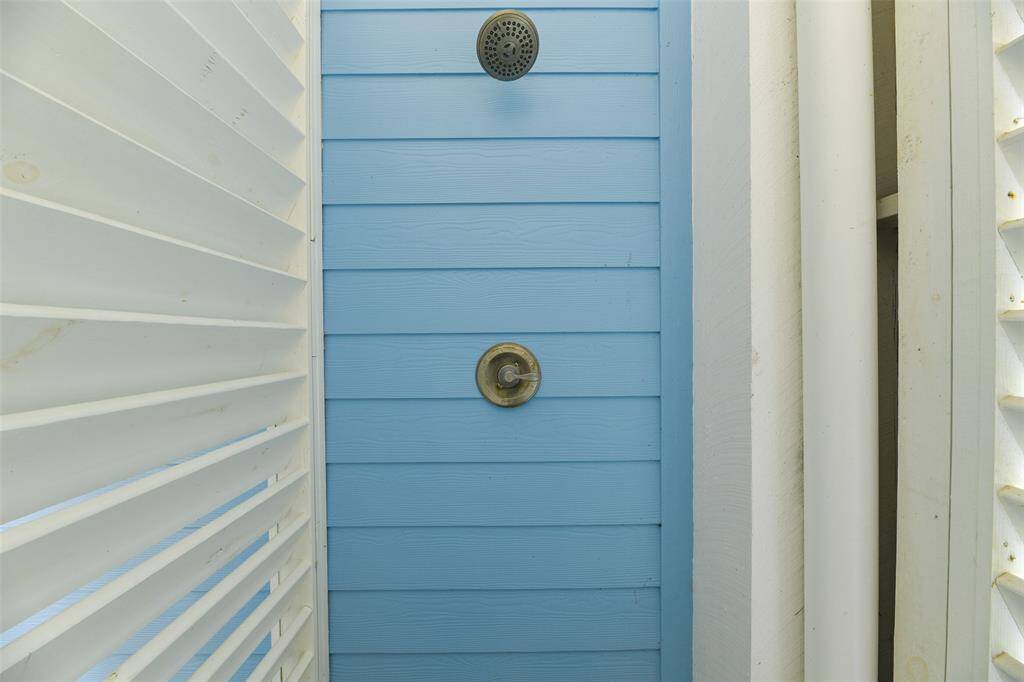 Rinse off those sandy toes in your outdoor shower.