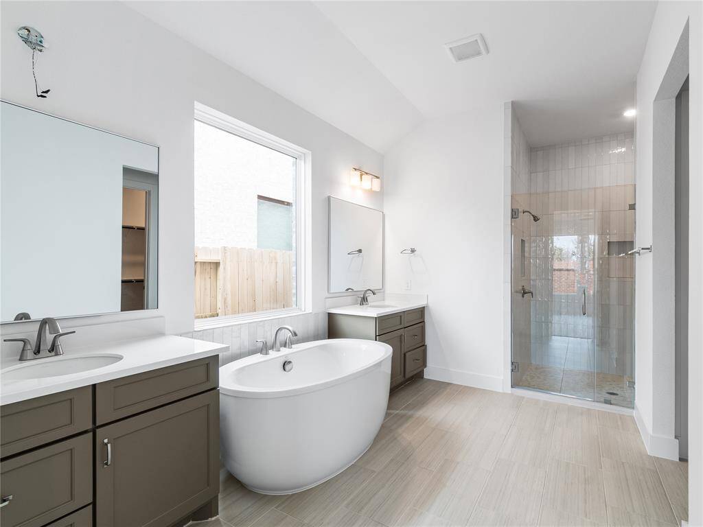 Toll Brothers at Sienna_Select Collection_Raylan_132_Primary Bath_1