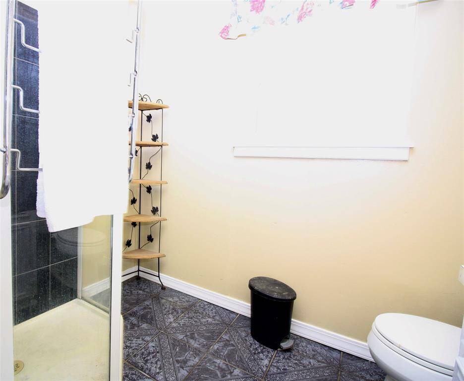 Secondary Bathroom with shower