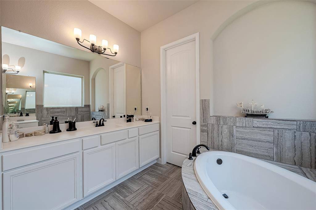 Crisp, white en suite bath!