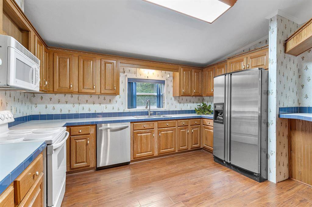 Large country kitchen