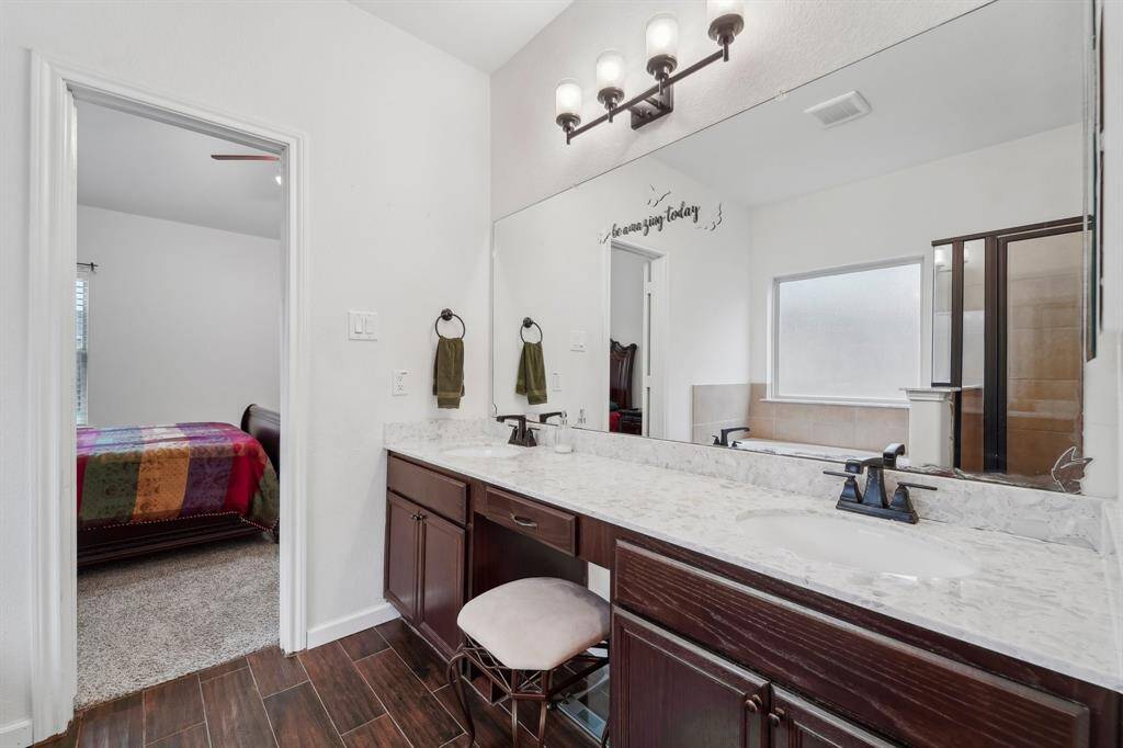 Primary bath w/dual vanity
