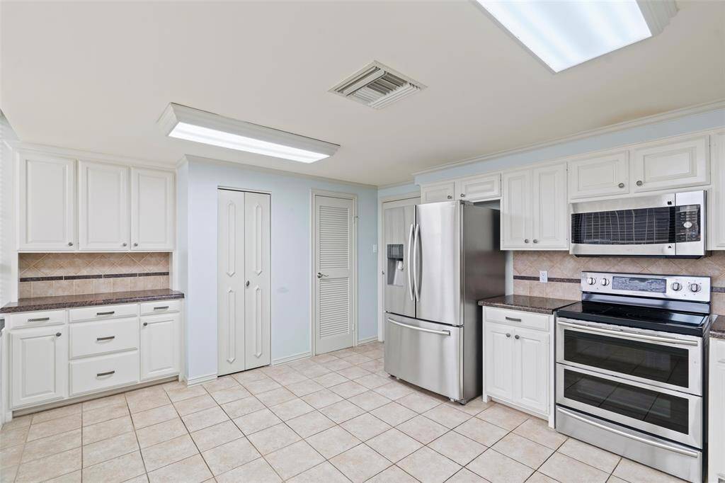 Bright dine in kitchen.