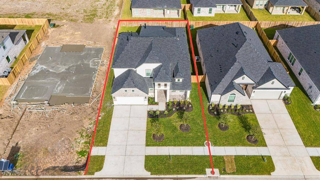 This home sits on a large lot with ample yard space in front and the back, lush landscaping and a well-maintained yard.