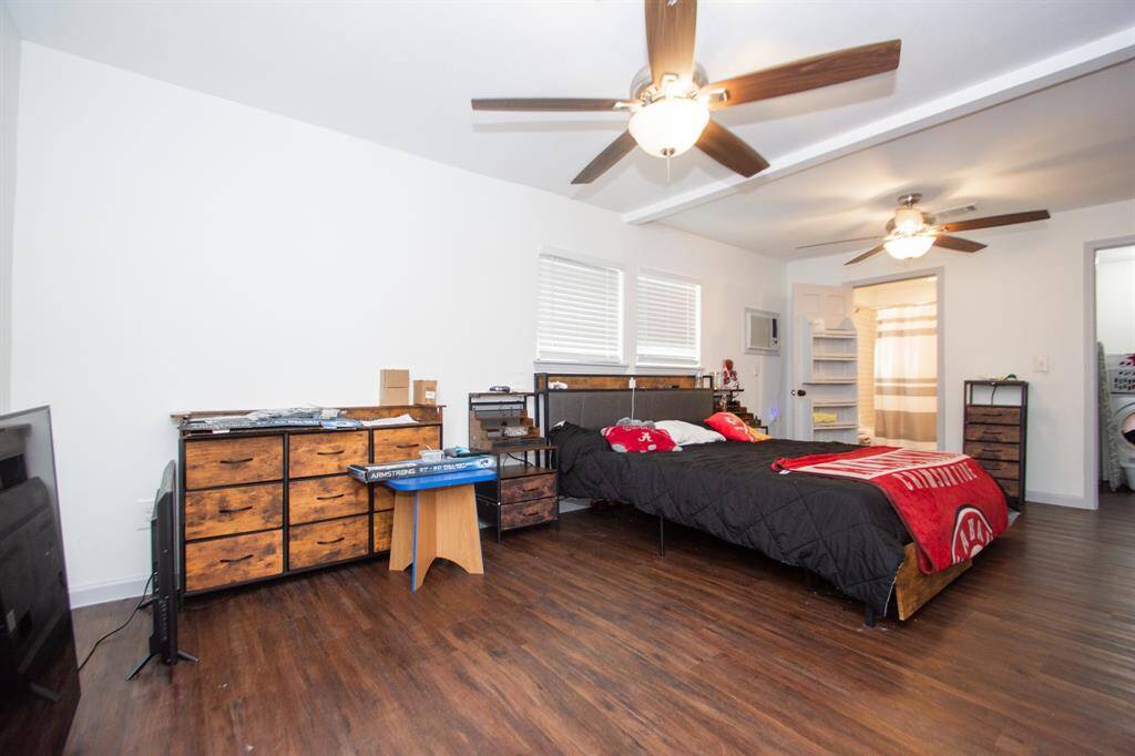 Large primary suite with great closet space
