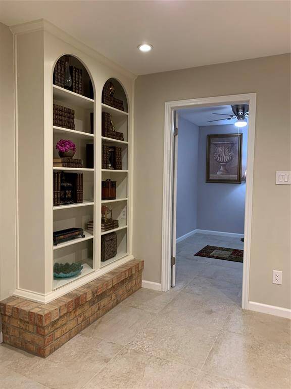 Want some private office space? This is a cozy nook located off of the family room.