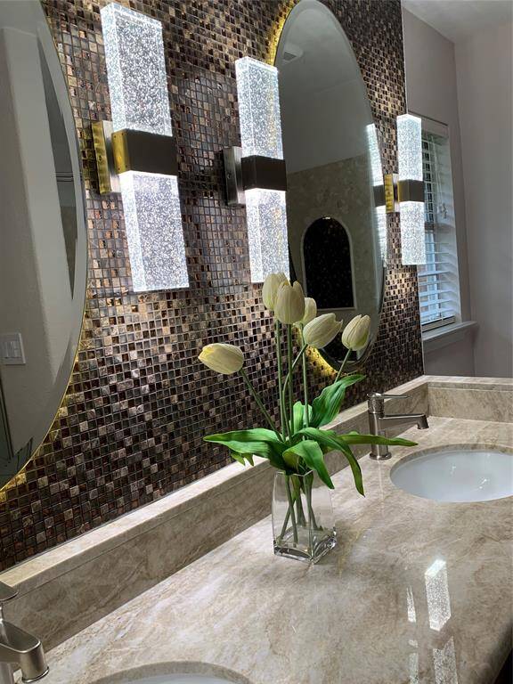 High-end finishes in the guest bathroom. Double basins with intriguing lighting.