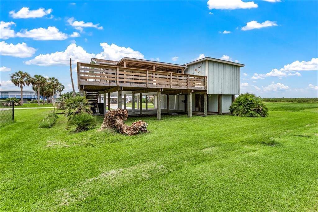 Large yard for island life!
