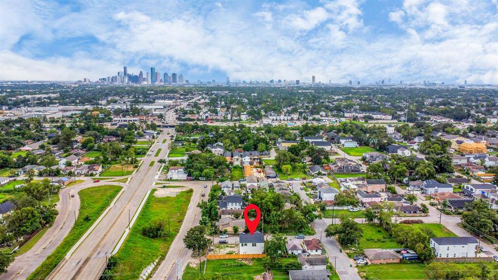 Just blocks from the I-610 loop and mere minutes to all that the Heights and downtown Houston have to offer, 1217 Cabell Street is the perfect place to call home - schedule your showing today to make it yours!