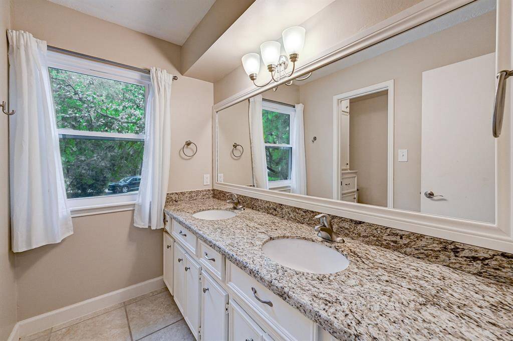 Secondary bathroom upstairs