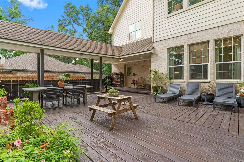 Detached/Attached walkway to oversized 2 car garage.