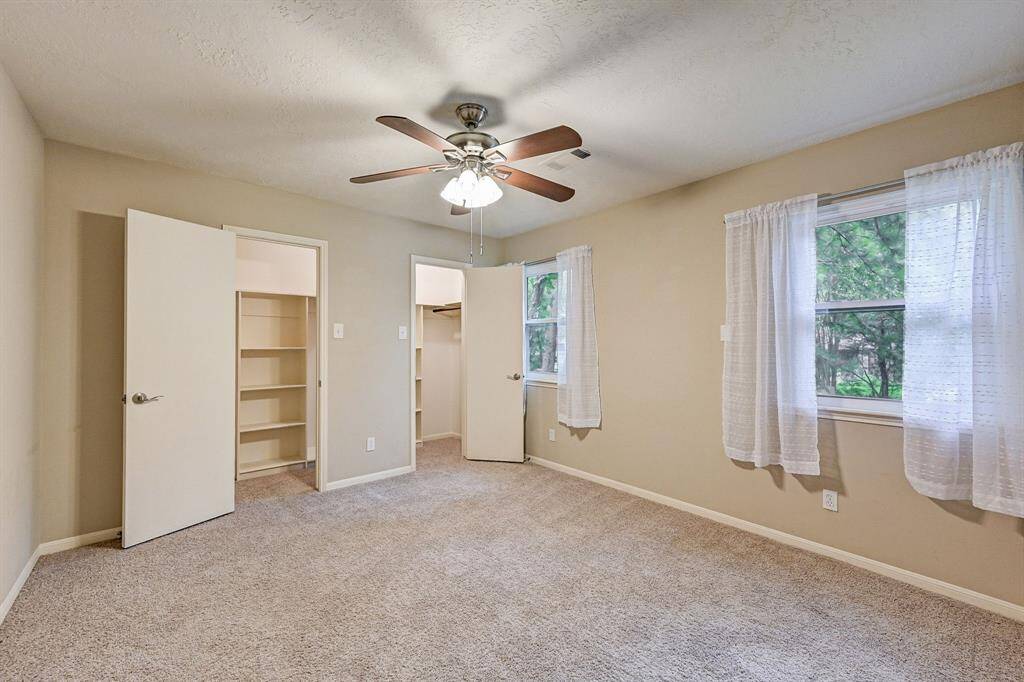 Secondary bedroom with lots of closet place