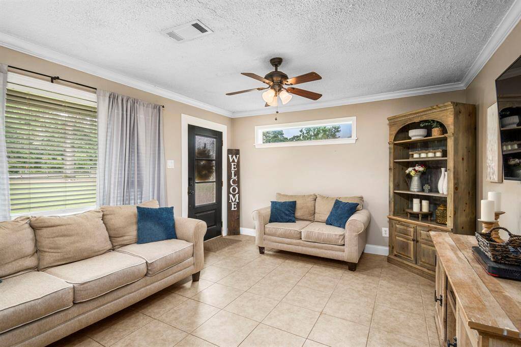 Bright natural lighting in livingroom