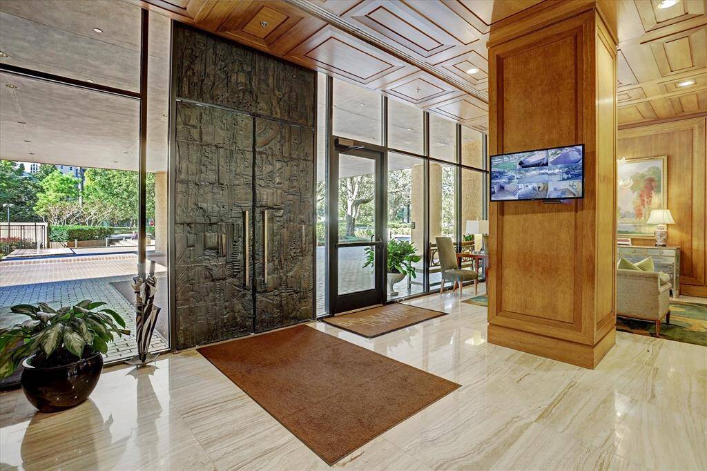 Step through the iconic doors and enjoy 24/7 concierge and doorman services.