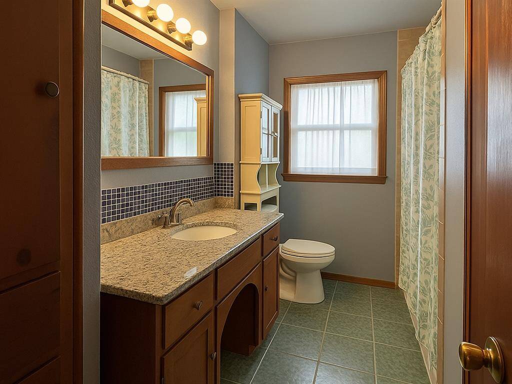 Bathroom 1(Virtual decluttering applied)