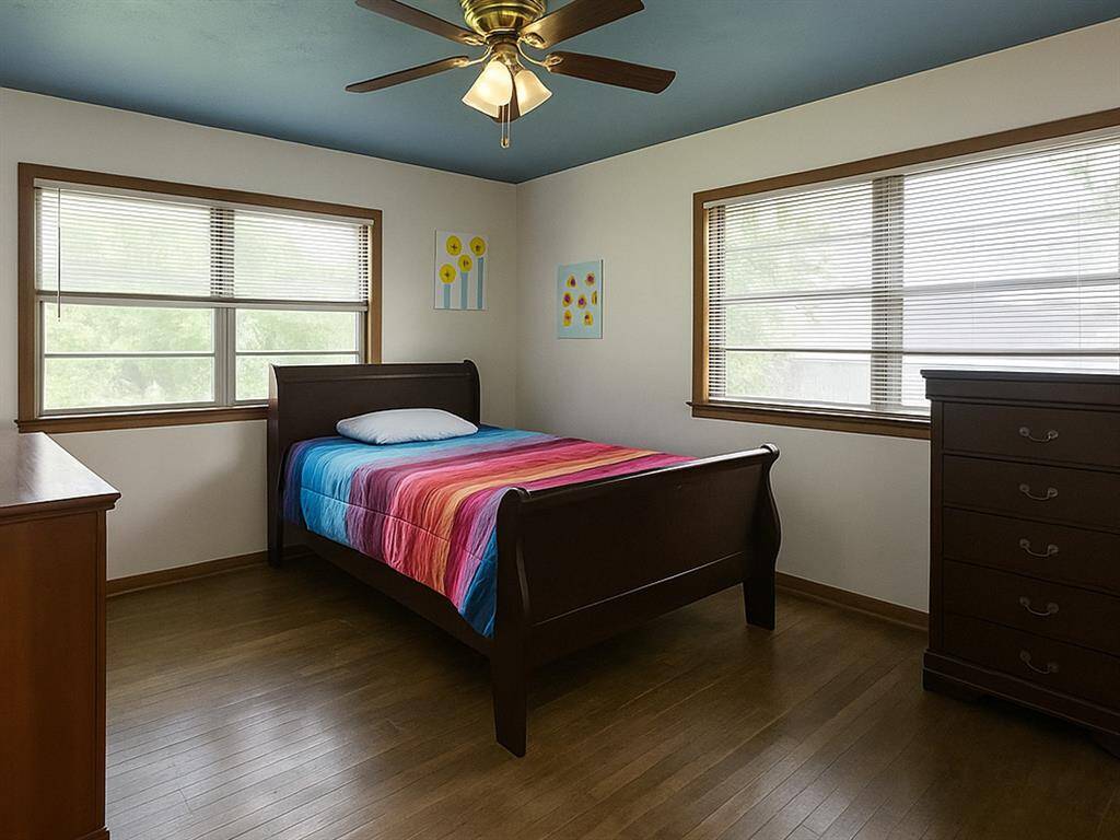 Bedroom 2(Virtual decluttering applied)