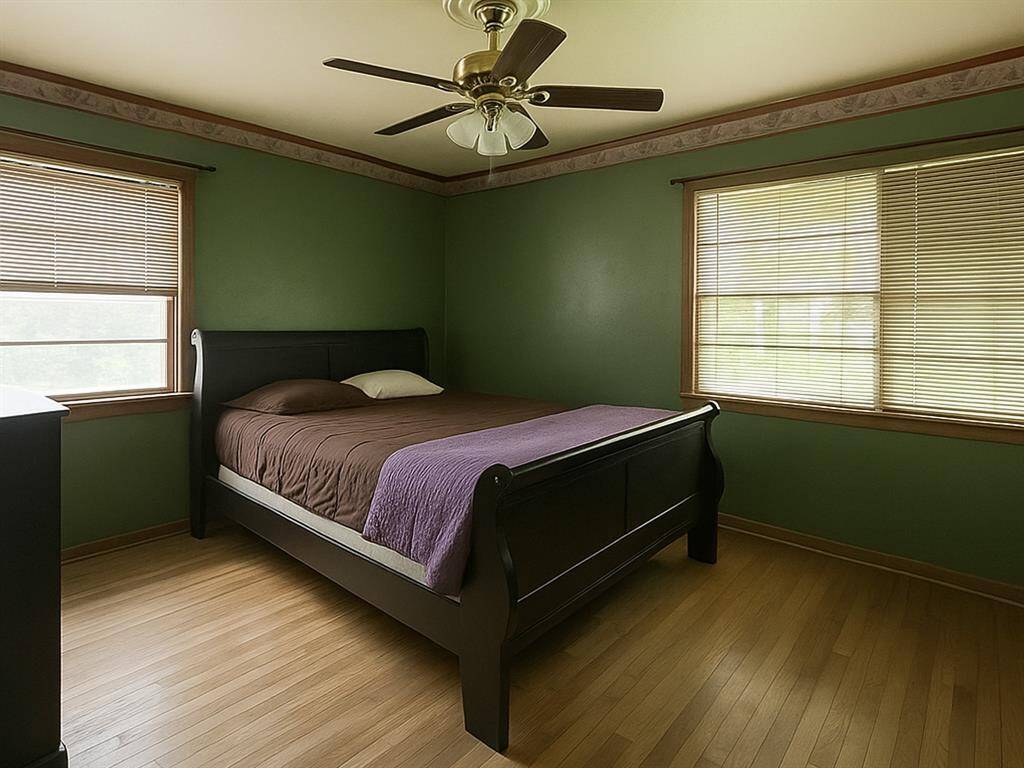 Primary Bedroom(Virtual decluttering applied)