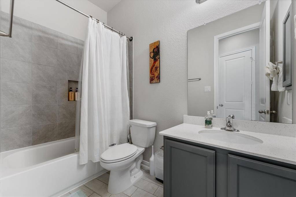 Second bath with tub/shower combo