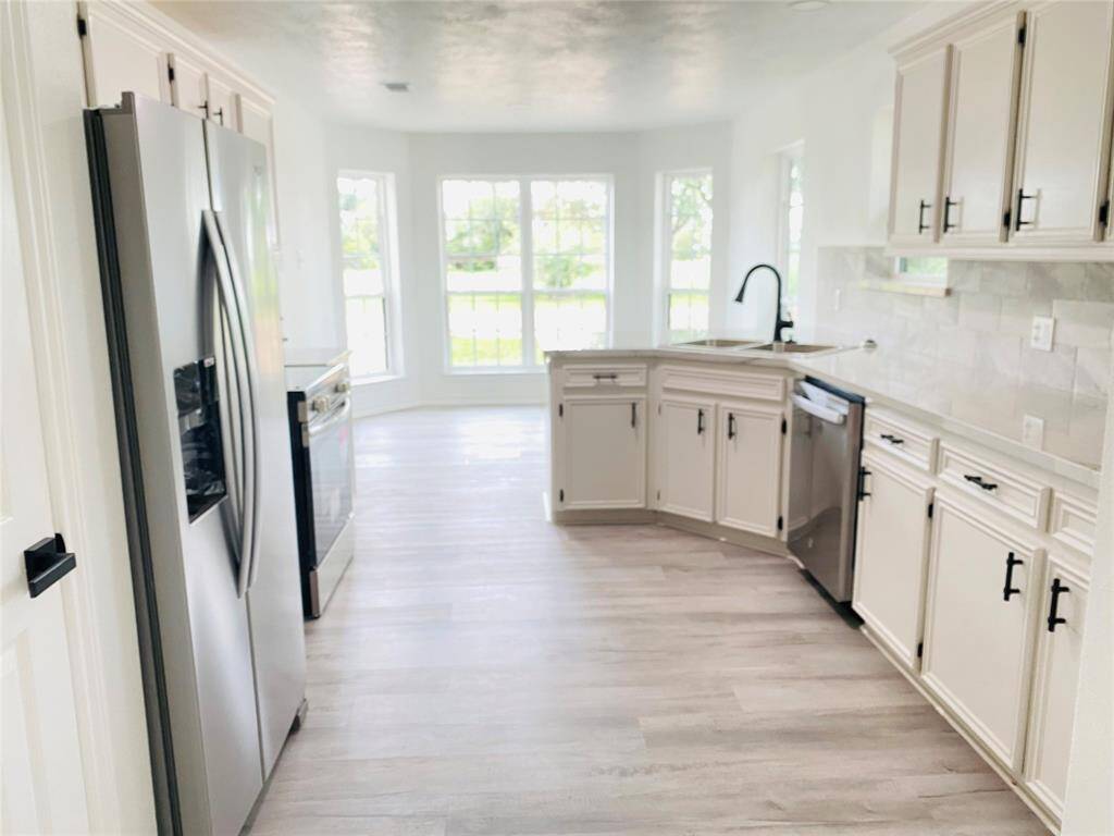 Breakfast area with bay windows