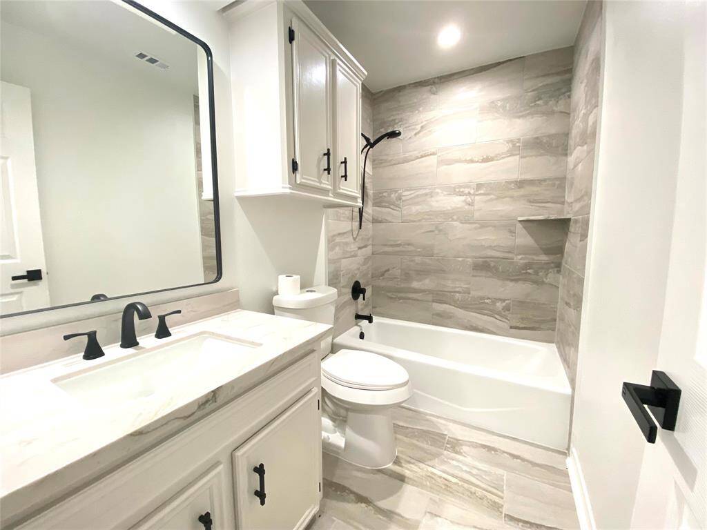 Neutral colors throughout