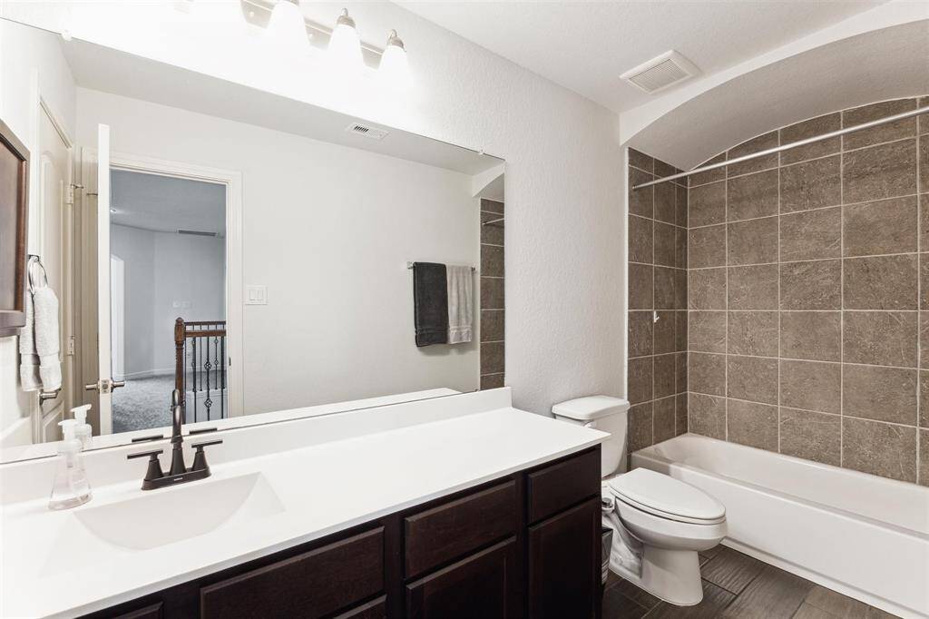 Upstairs Full Bathroom.