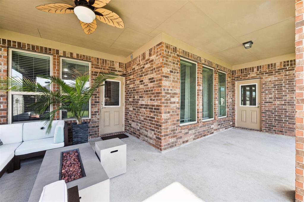 Large Covered Back Patio complete with Ceiling Fan.